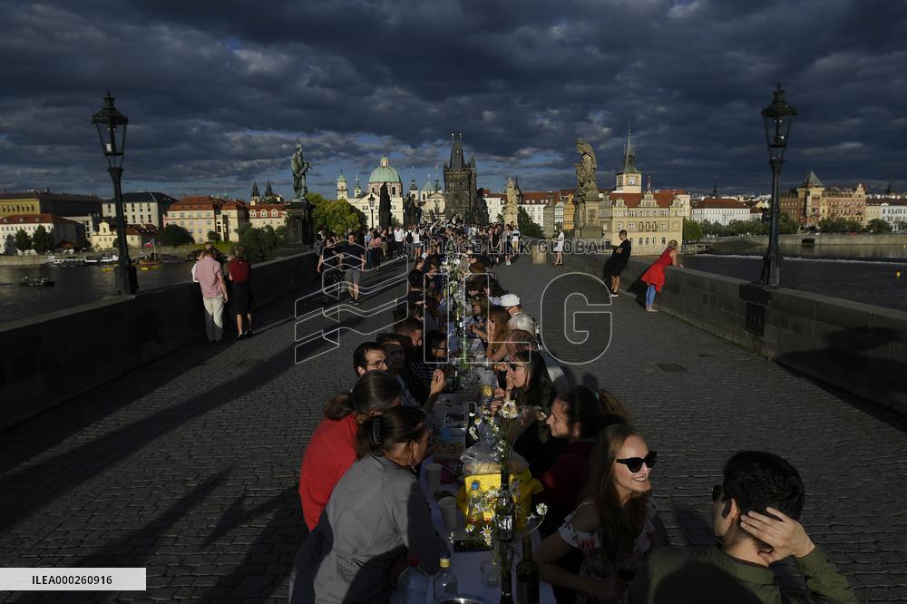 Dinner at 500 metre long table, Charles Bridge, Prague, citizens, Vltava River