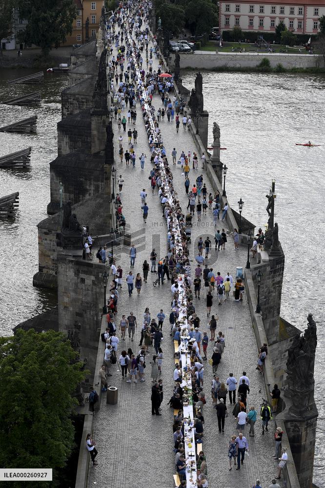 Dinner at 500 metre long table, Charles Bridge, Prague, citizens, Vltava River