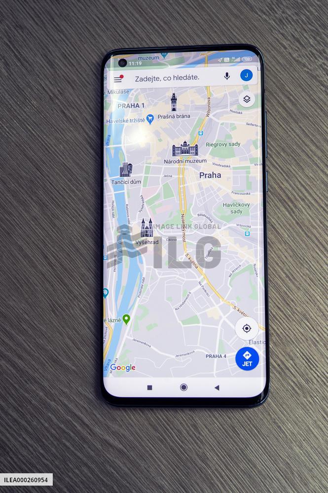Telecommunication company O2 internet 5G mobile network, smartphone, mobile phone, Prague map