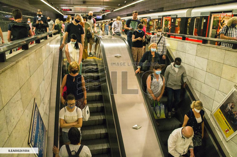 metro, C line, Muzeum (Museum) station, passengers, commuters, face mask