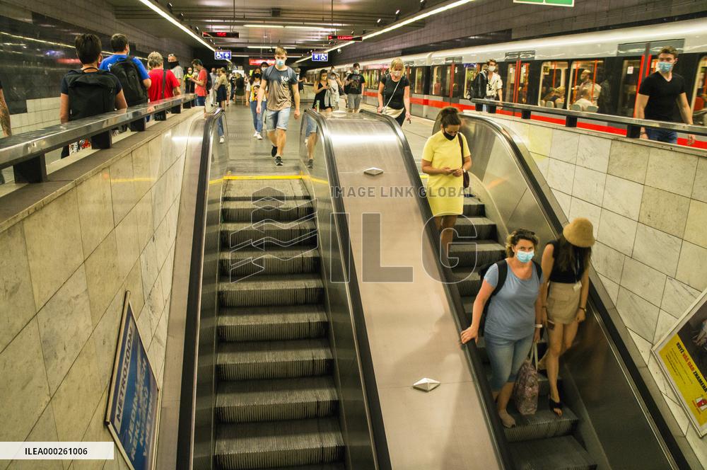 metro, C line, Muzeum (Museum) station, passengers, commuters, face mask