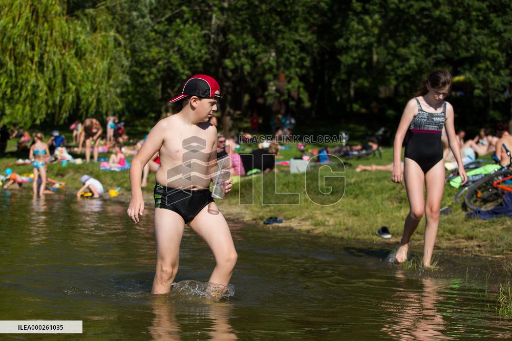 People, summer, hot weather, Water dam Plumlov