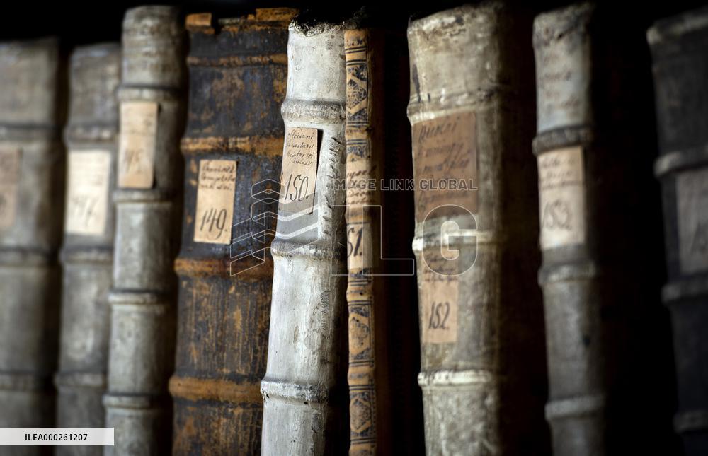 Manderscheid Library moving, historical books, book