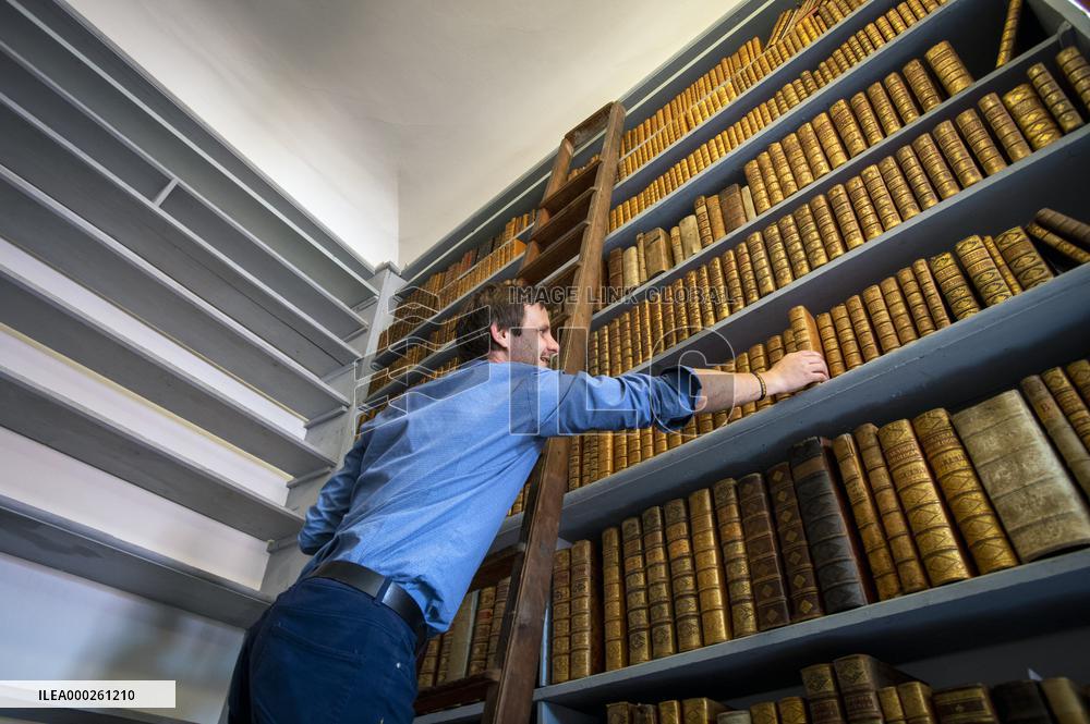 Manderscheid Library moving, historical books, book