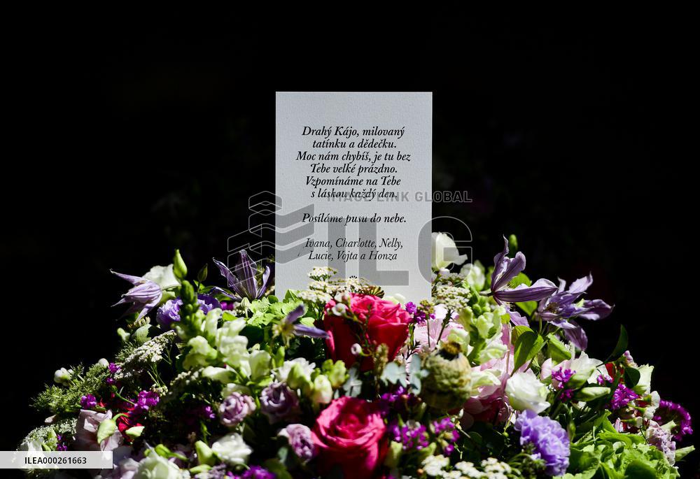 Crowds remember late pop icon Gott on his 81st birthday