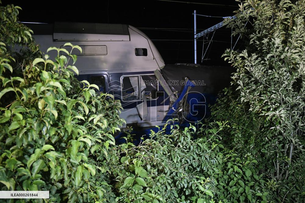 One dies, dozens injured in trains' collision in Central Bohemia