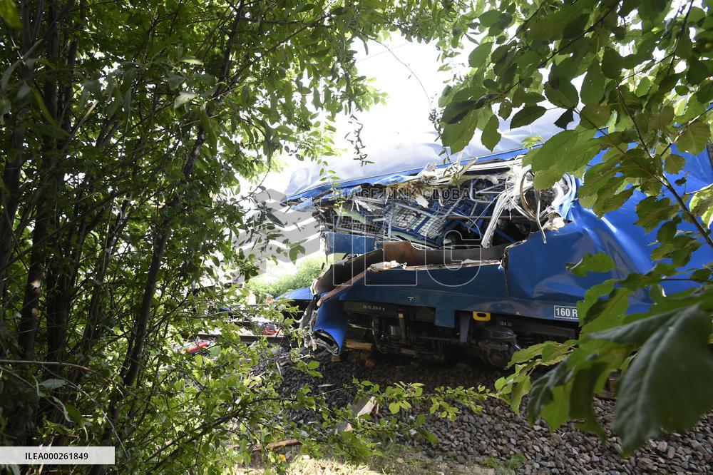 One dies, dozens injured in trains' collision in Central Bohemia