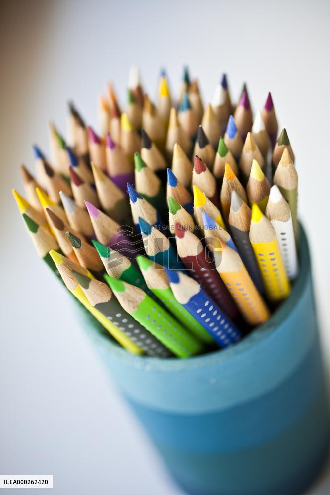 school supplies, crayons, crayon, color, colour, colors, colours, draw, drawing