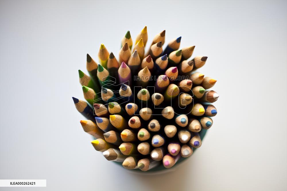 school supplies, crayons, crayon, color, colour, colors, colours, draw, drawing