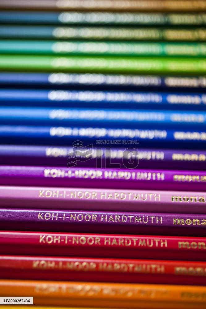 school supplies, crayons, crayon, color, colour, colors, colours, draw, drawing