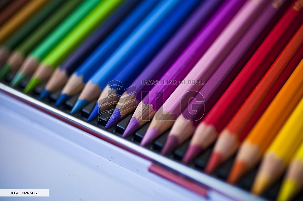 school supplies, crayons, crayon, color, colour, colors, colours, draw, drawing