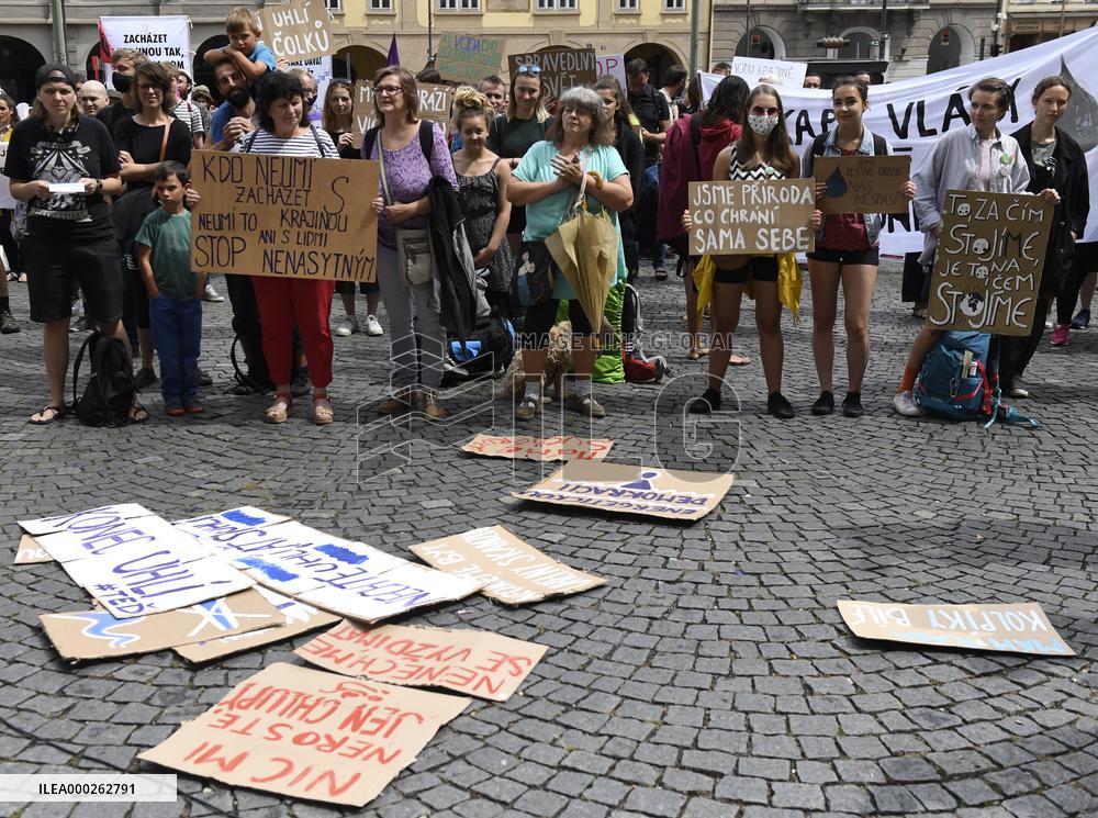 Environmental rally protesting against government failure