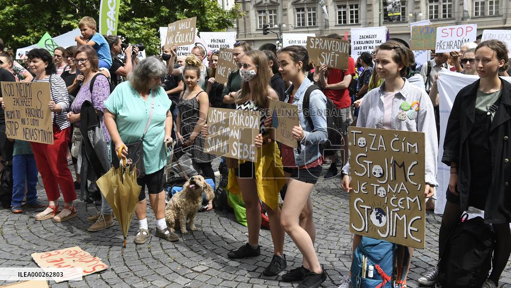 Environmental rally protesting against government failure