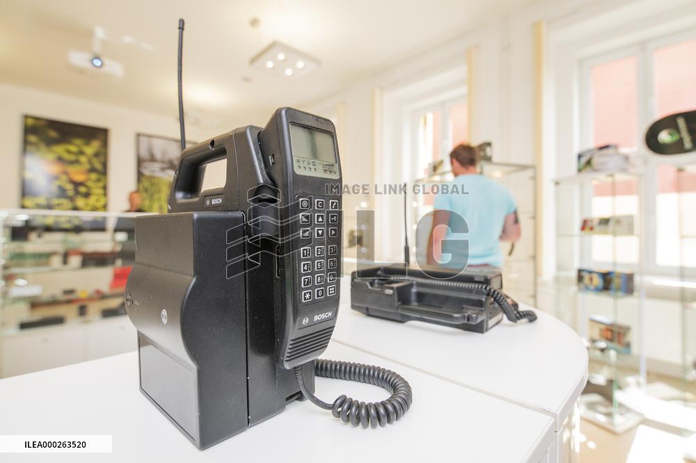 Exhibition, cellphones, mobile phones, historic, old phone