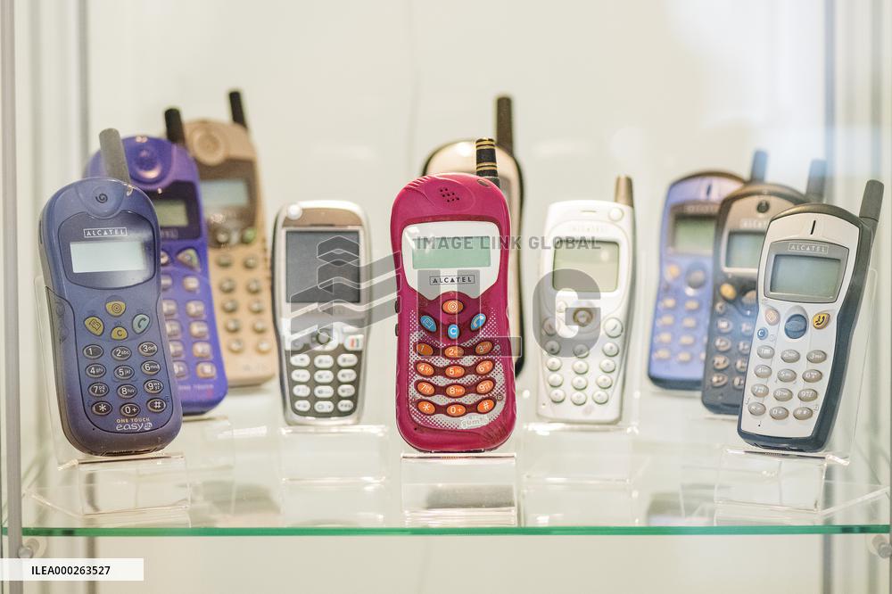 Exhibition, cellphones, mobile phones, historic, old phone