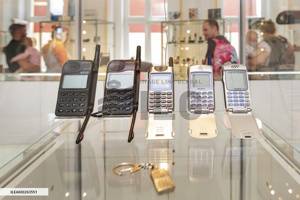 Exhibition, cellphones, mobile phones, historic, old phone