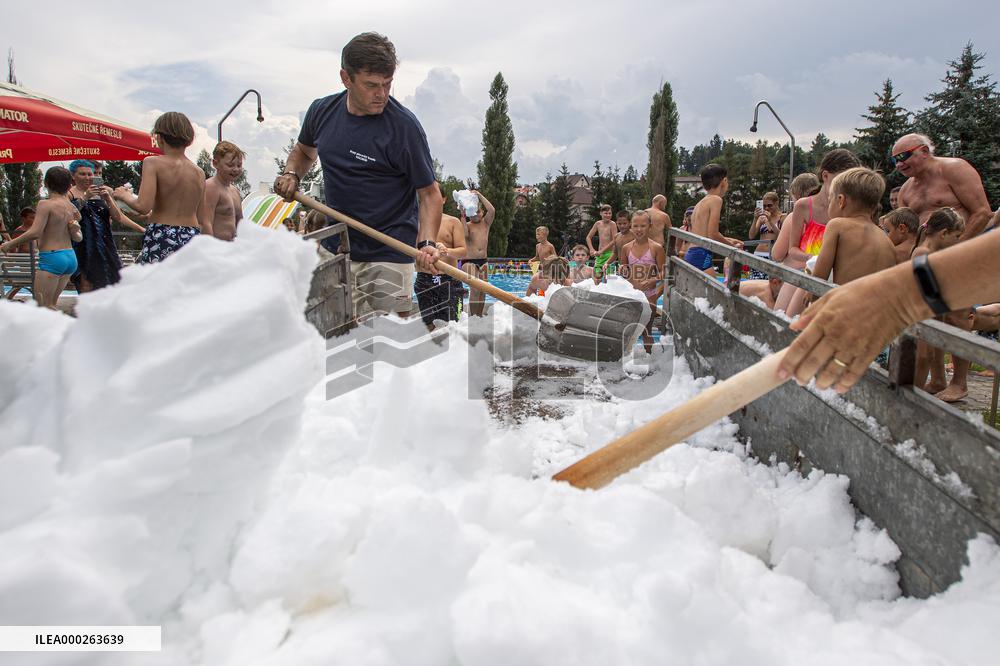 people enjoy a pile of snow in hot weather, swimming pool Nachod