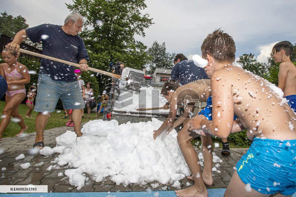 people enjoy a pile of snow in hot weather, swimming pool Nachod