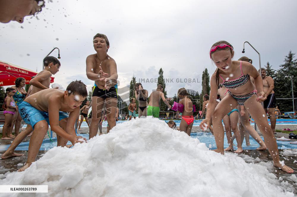 people enjoy a pile of snow in hot weather, swimming pool Nachod