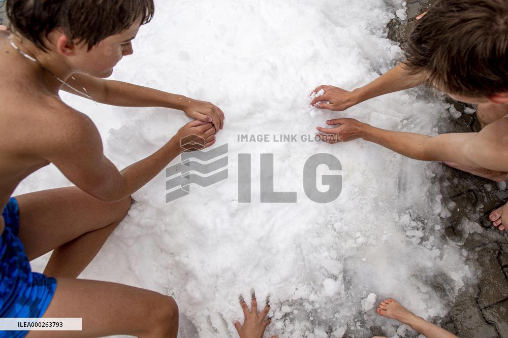 people enjoy a pile of snow in hot weather, swimming pool Nachod