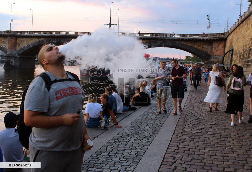 Rasinovo embankment, bars, food, drinks, people, smoker, smoking