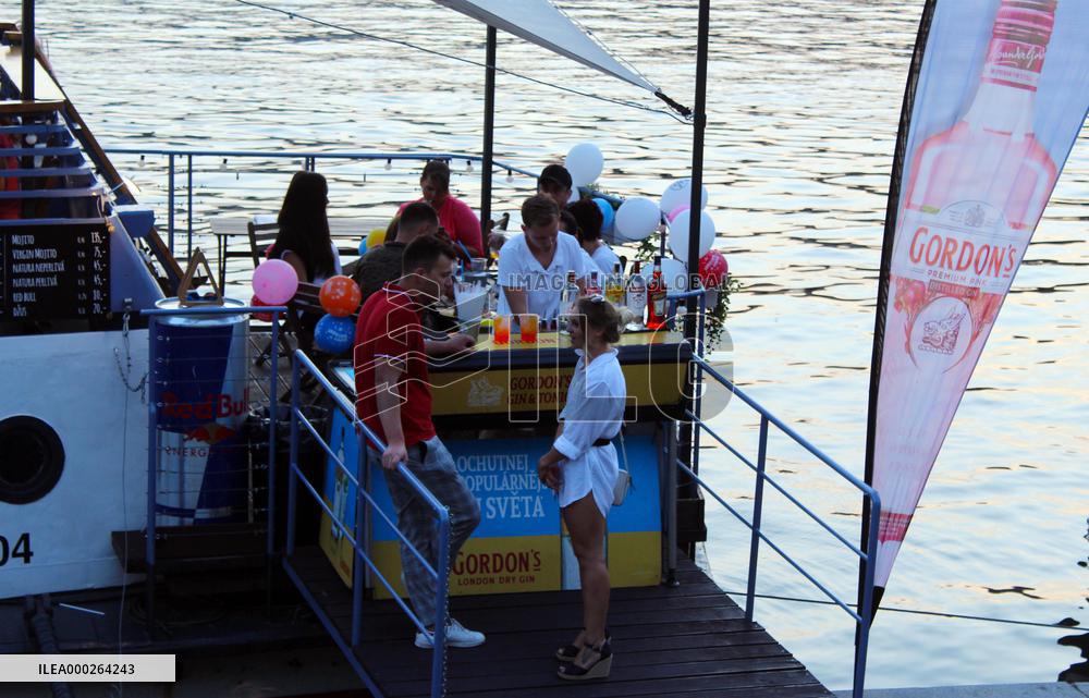 Rasinovo embankment, bars, food, drinks, people