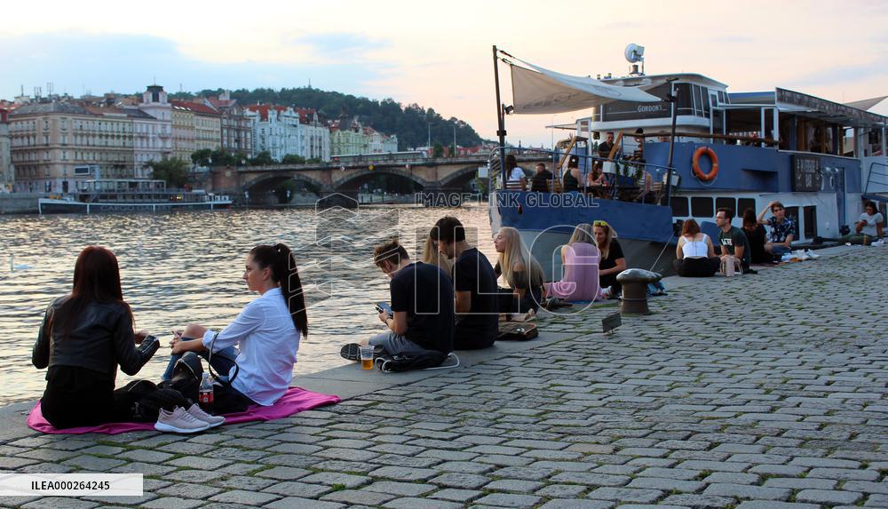 Rasinovo embankment, bars, food, drinks, people