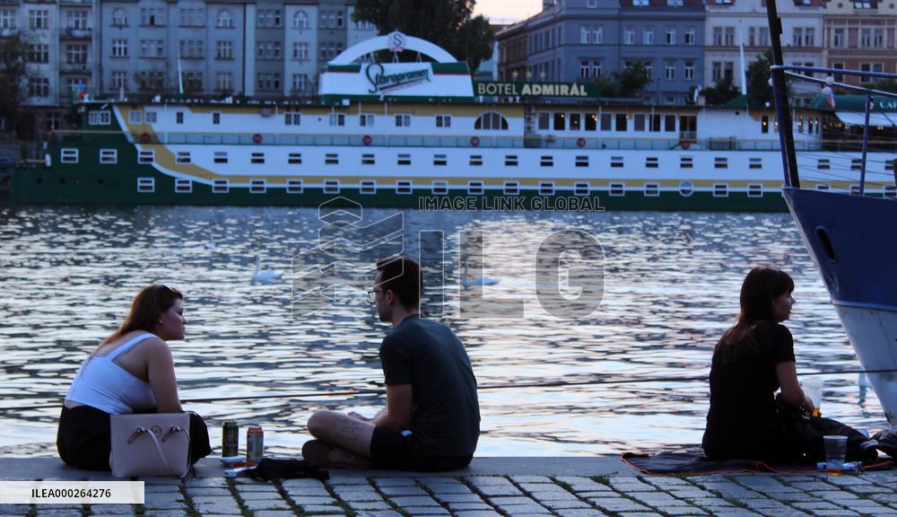 Rasinovo embankment, bars, food, drinks, people