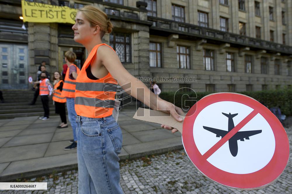 Extinction Rebellion movement protest in front of Transport Ministry