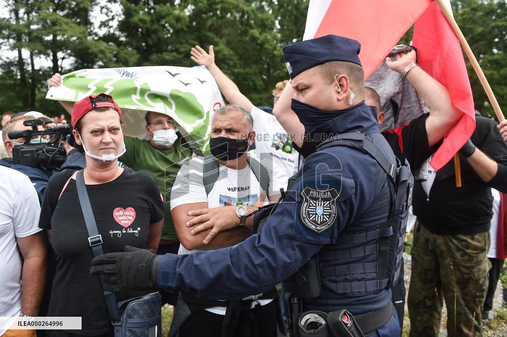 hundreds of people protest against Polish Turow mine extension, Polish proponents of expansion, Polish police officer