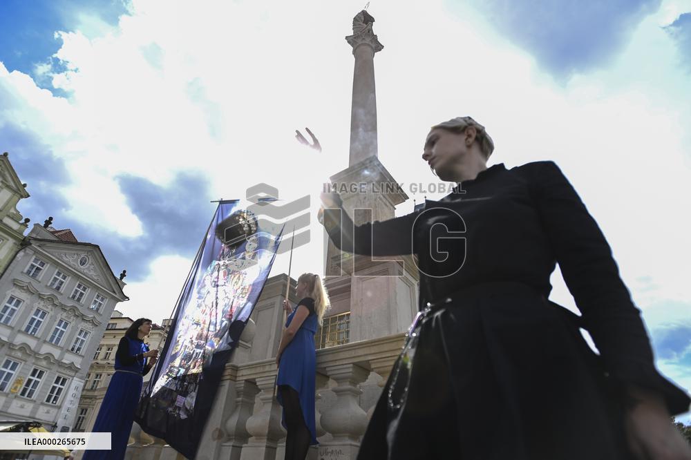 non-binary Madonna, happening, Marian Column, Virgin Mary column