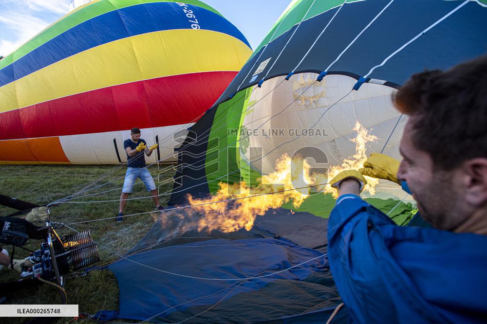 25 Balloons above Rozkos Lake, balloon fiesta, hot air balloon, balloons, filling