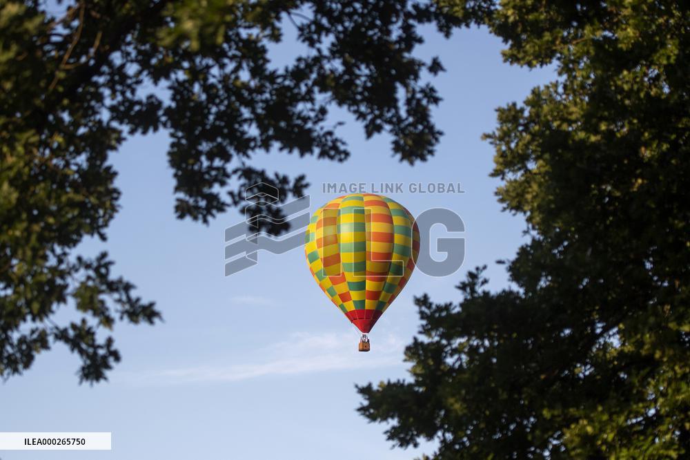 25 Balloons above Rozkos Lake, balloon fiesta, hot air balloon