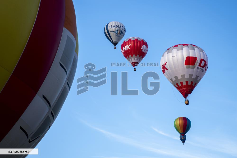 25 Balloons above Rozkos Lake, balloon fiesta, hot air balloon, balloons