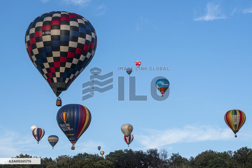 25 Balloons above Rozkos Lake, balloon fiesta, hot air balloon, balloons