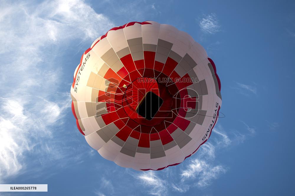 25 Balloons above Rozkos Lake, balloon fiesta, hot air balloon