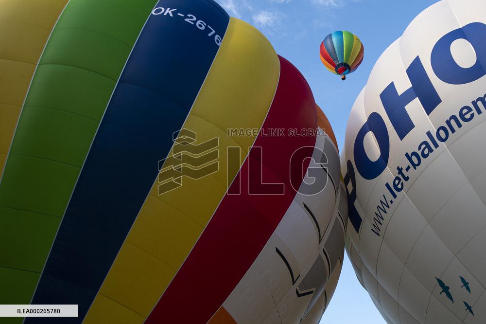 25 Balloons above Rozkos Lake, balloon fiesta, hot air balloon, balloons