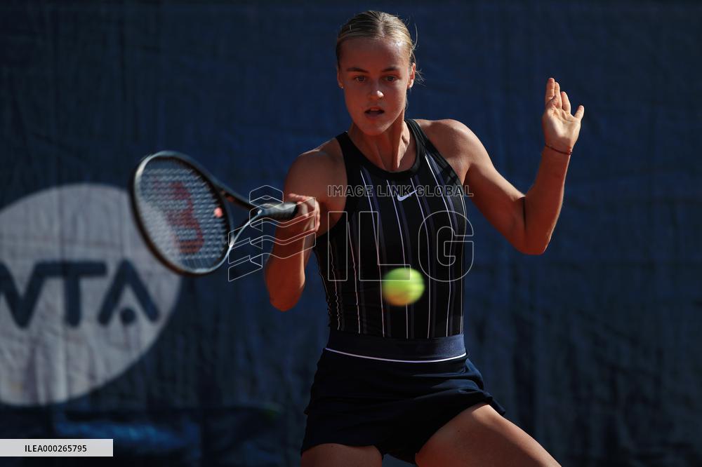 ANNA KAROLINA SCHMIEDLOVA