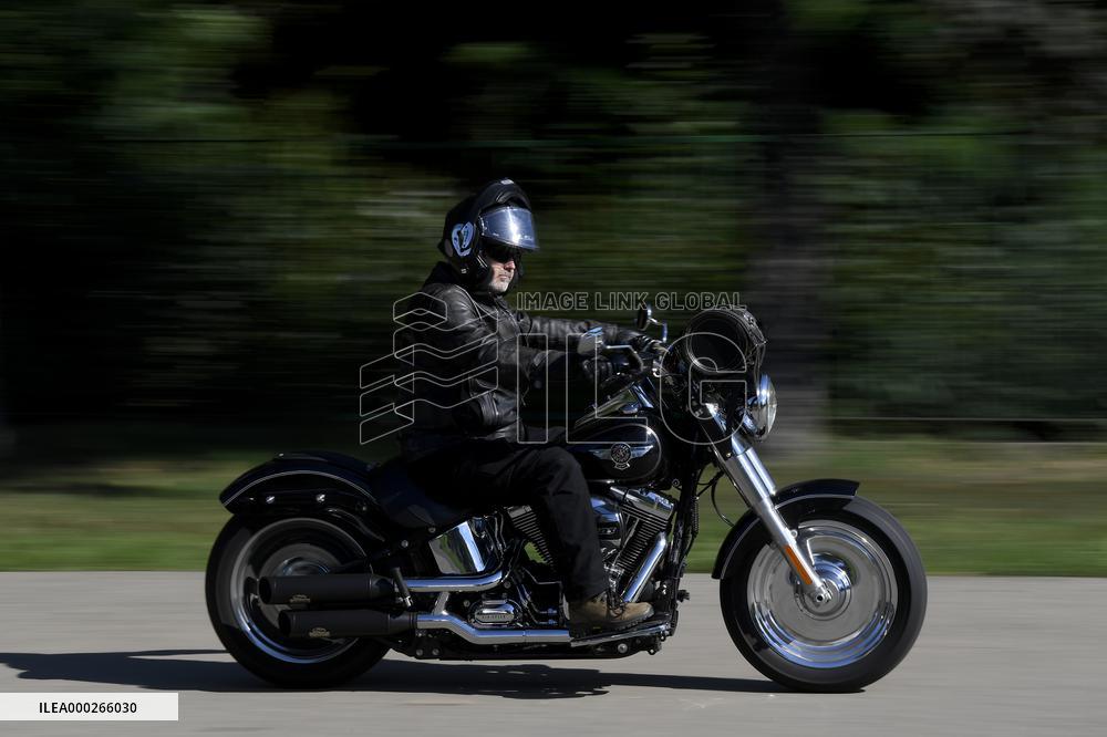 Exhibition ride of 800 Harley-Davidson, Indian and other motorcycles