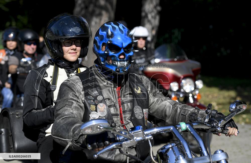 Exhibition ride of 800 Harley-Davidson, Indian and other motorcycles