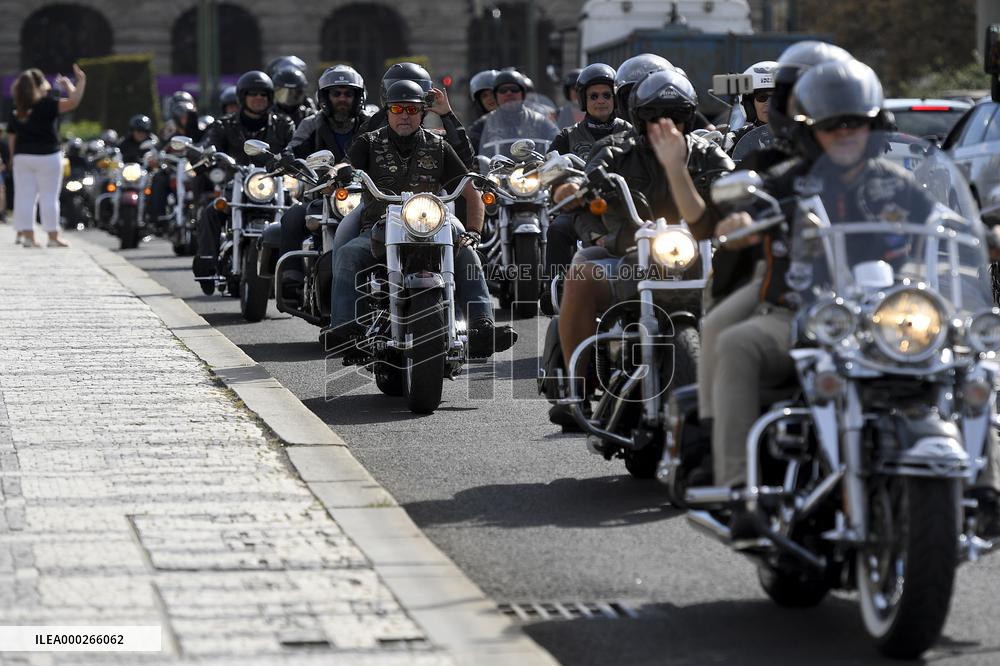 Exhibition ride of 800 Harley-Davidson, Indian and other motorcycles