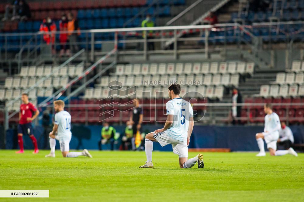 Scottish players kneel in the protest against racism