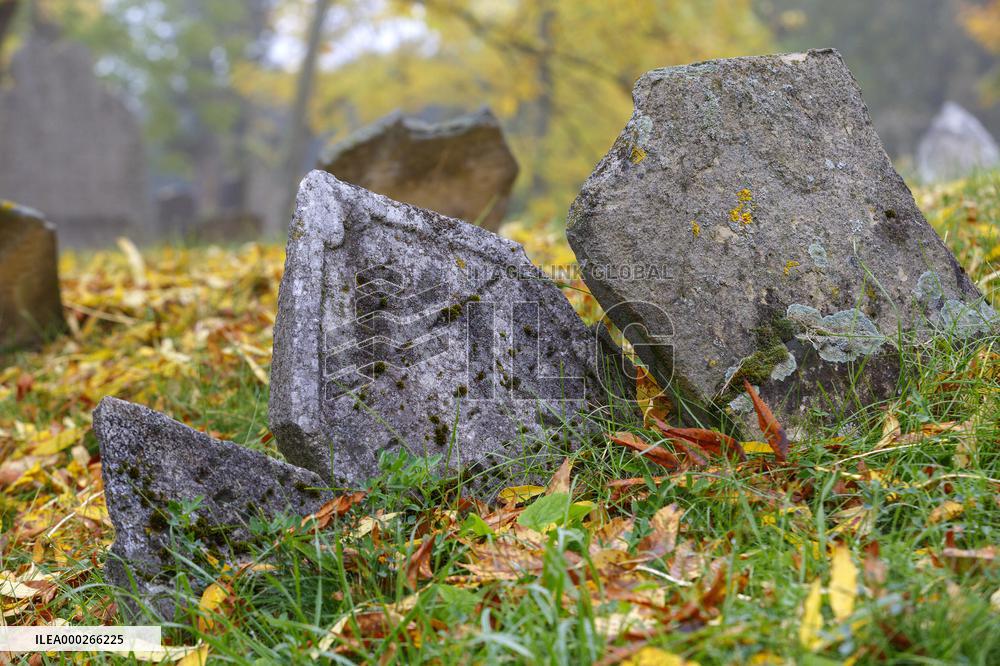 Mikulov, Jewish cemetery, tourists, autumn