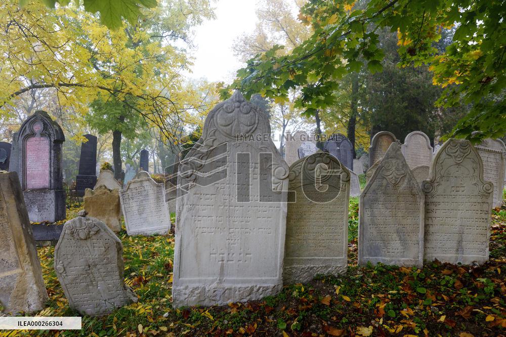 Mikulov, Jewish cemetery, tourists, autumn
