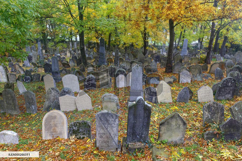 Mikulov, Jewish cemetery, tourists, autumn