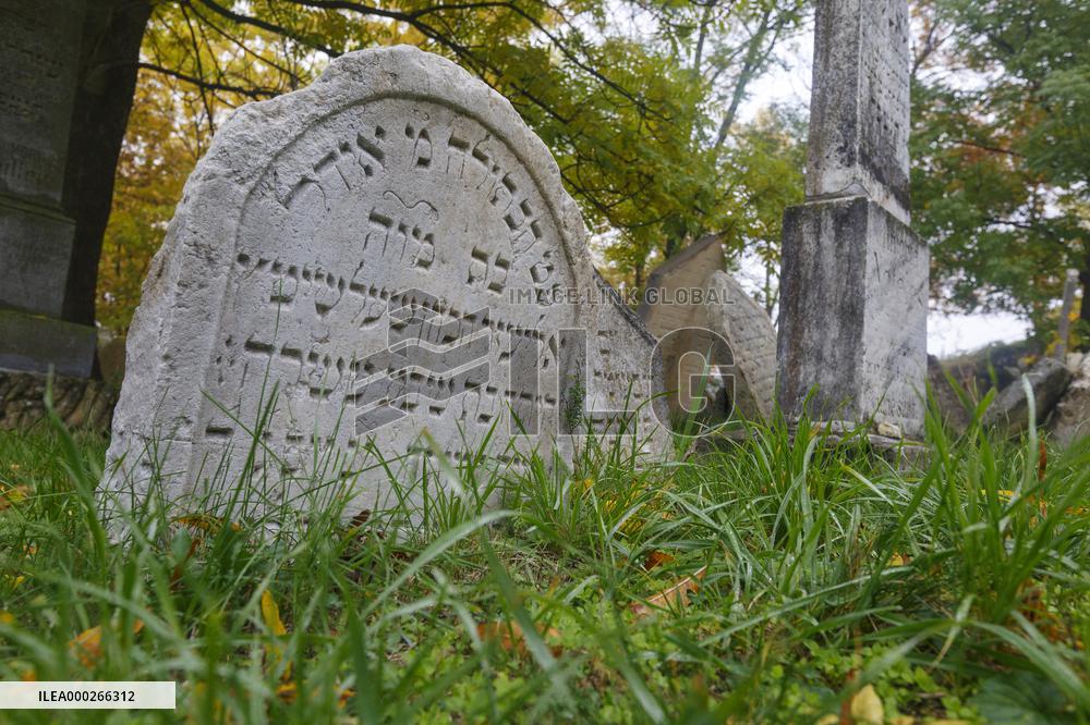 Mikulov, Jewish cemetery, tourists, autumn