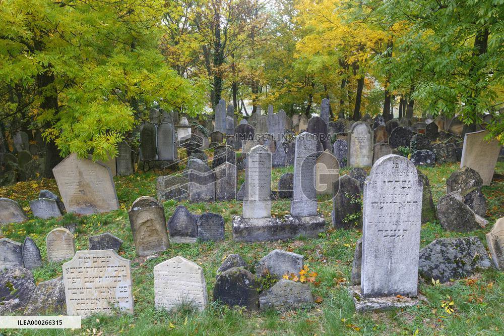 Mikulov, Jewish cemetery, tourists, autumn