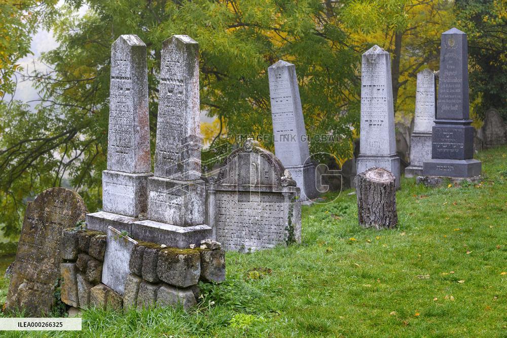 Mikulov, Jewish cemetery, tourists, autumn