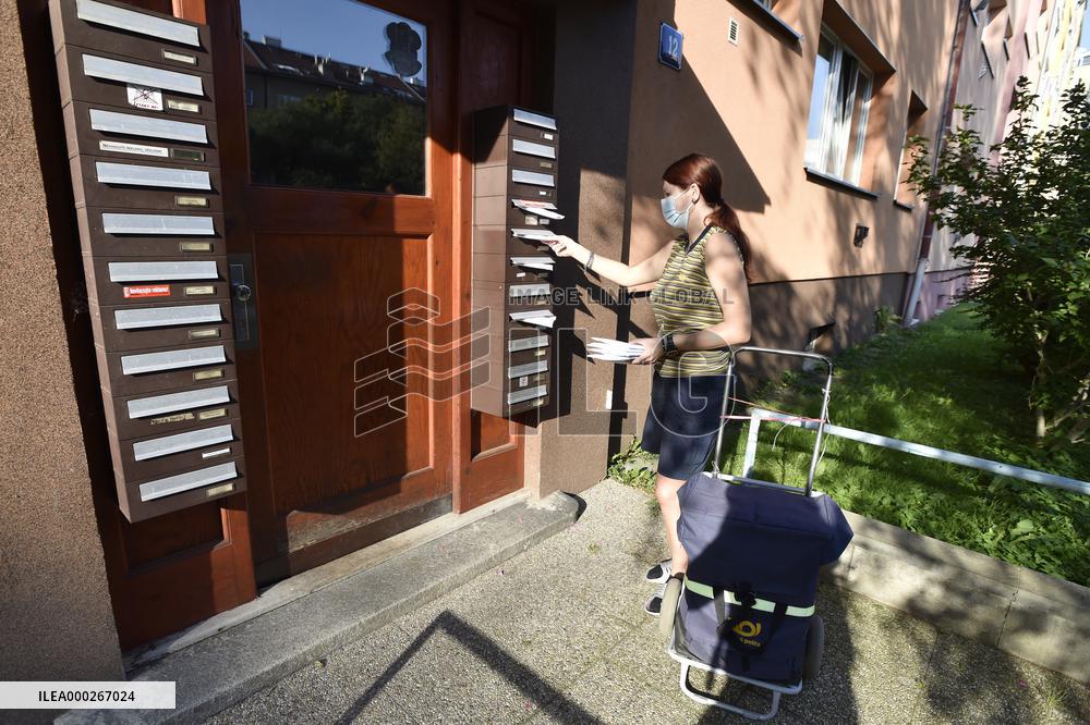Czech Post started delivering the protective means to all seniors over 60, Czech Post's courier, postwoman, mailbox, face masks and respirator