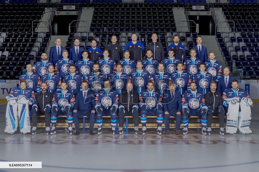 Team photo of Bily tygri Liberece, ice hockey players, photo session